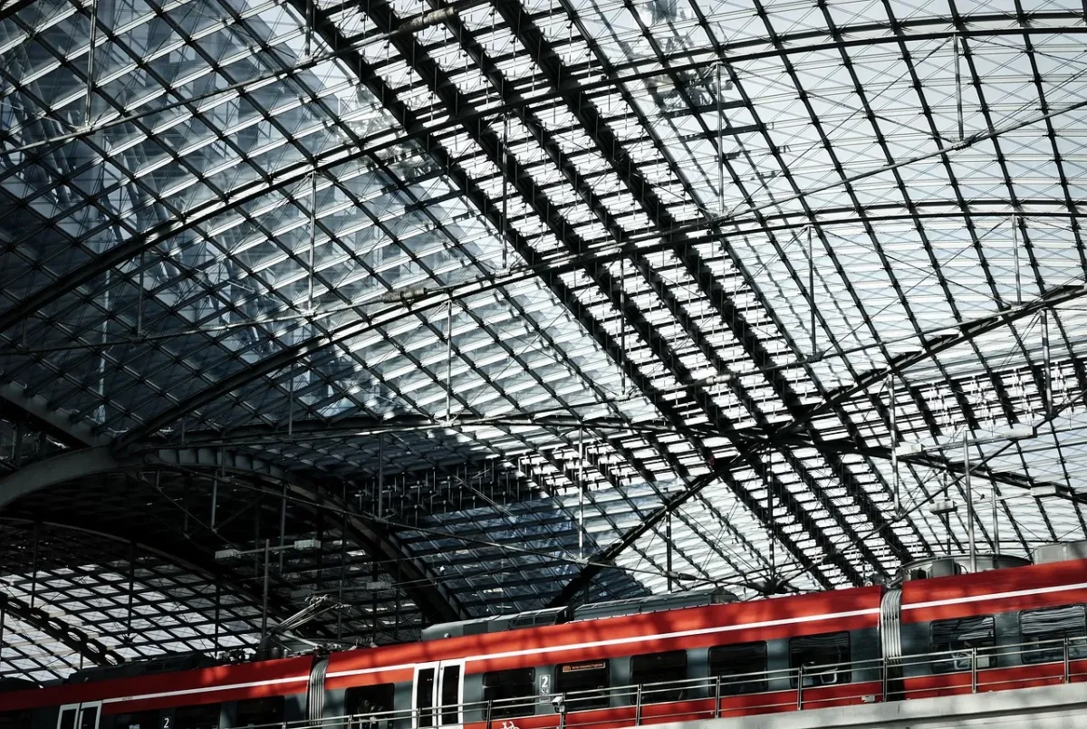 Szklany dach z konstrukcją fotowoltaiczną nad stacją kolejową w Berlinie, wykorzystujący energię słoneczną.